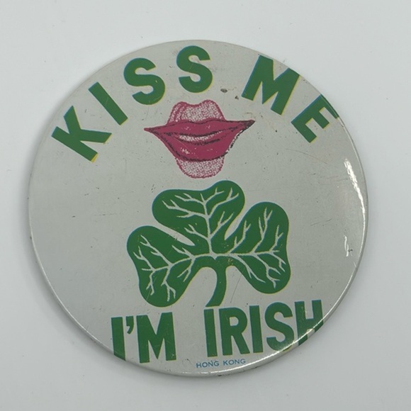 Irish Kiss Pin 1970 - Picture 1 of 3
